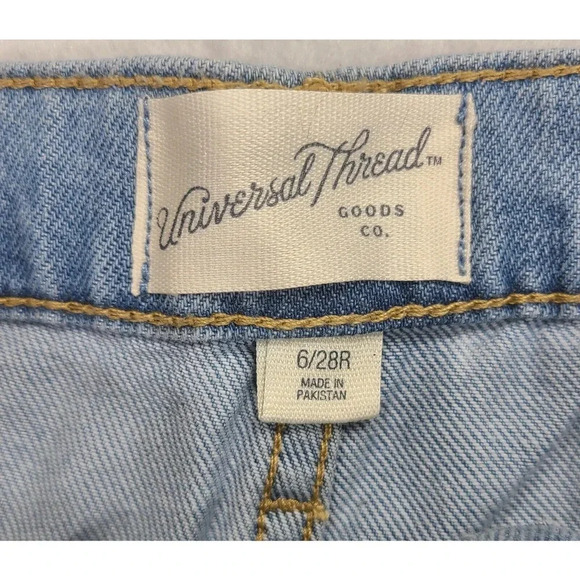 Universal Thread Boyfriend Jeans Women's 6 Light Wash Raw Hem Distressed New - Picture 6 of 8